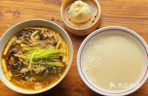 Golden Sour Soup with Minced Pork and Rice Noodles