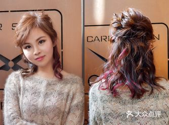 从后面仔细看可以看到有几撮粉色的挑染若隐若现