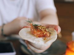 烟熏三文鱼配烤饺子皮和芥末籽酱-BOR Eatery(安福路店)