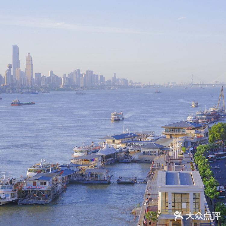 长江大桥上，夏天的风，正暖暖吹过