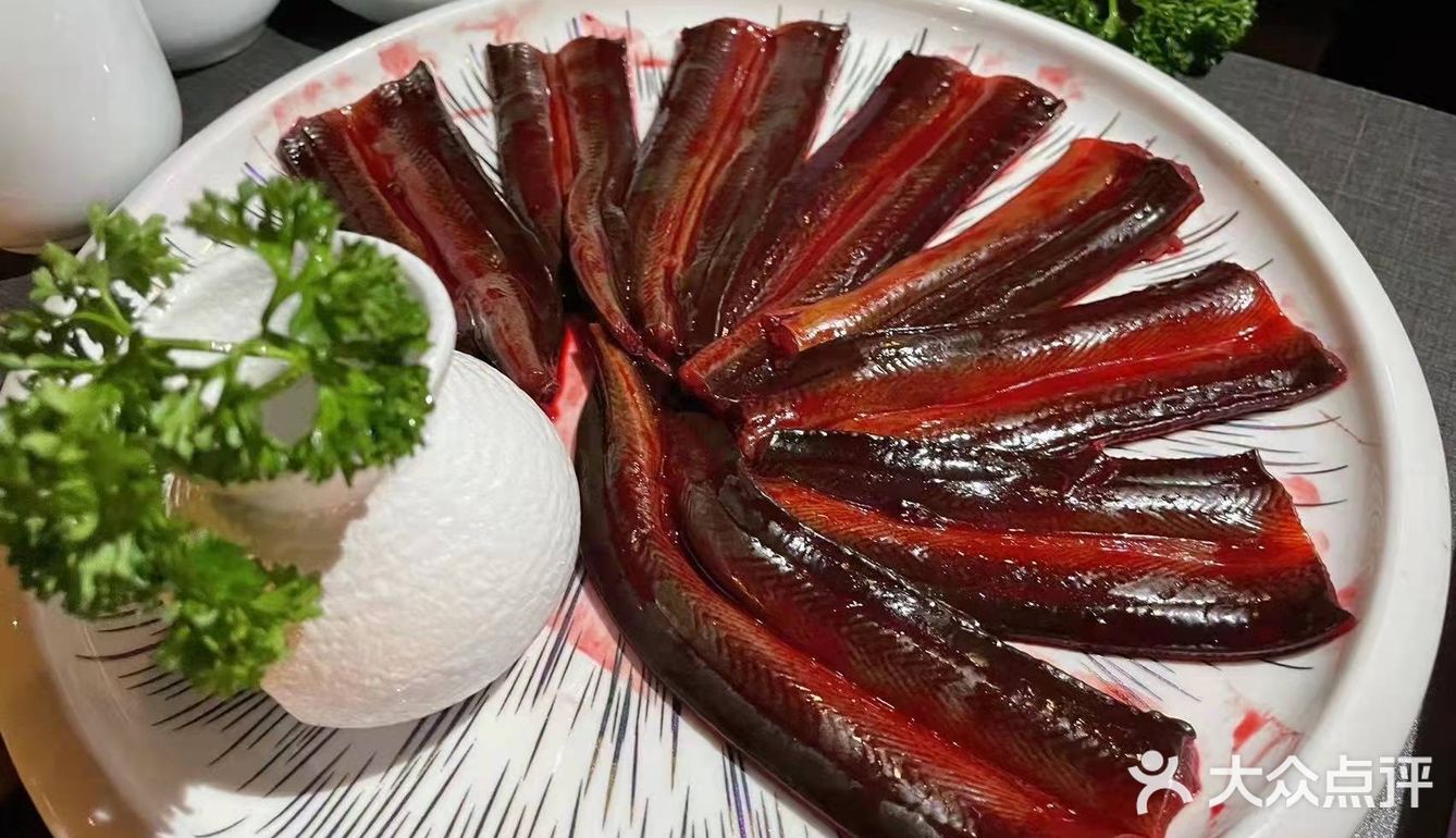 有一个是用梳校盒装的菜，简直刷新认知