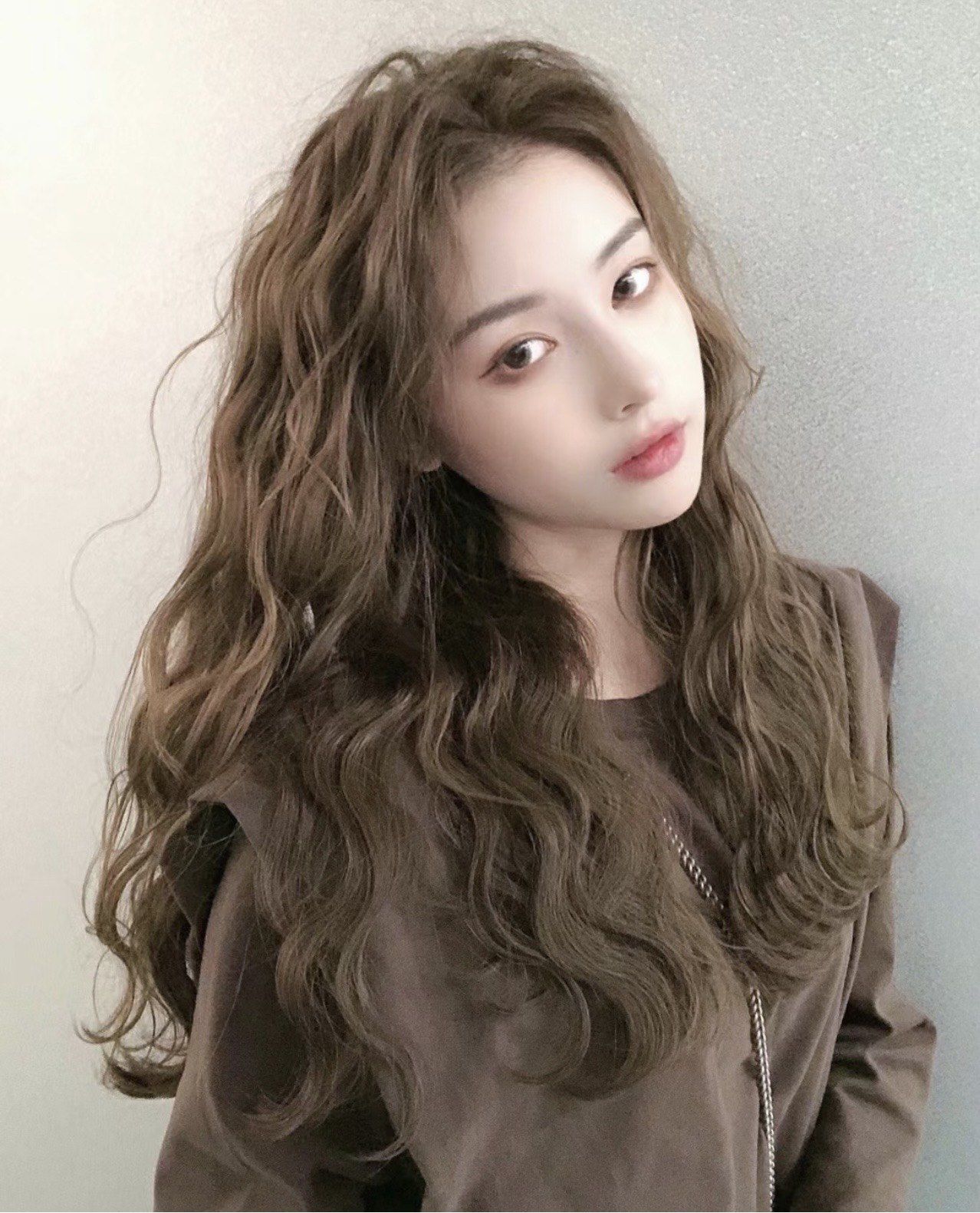 中长发烫发 蛋卷头 法式烫发 羊毛卷 显白发色
中长发女生很喜欢
