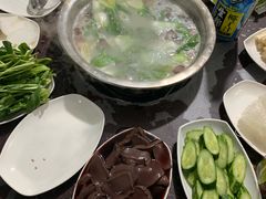 -亮河湾山庄