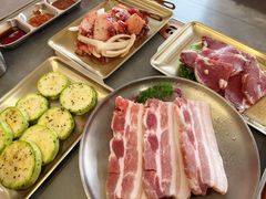 -围炉肉舍•炭烤活鳗•丹东海鲜烤肉(步行街店)