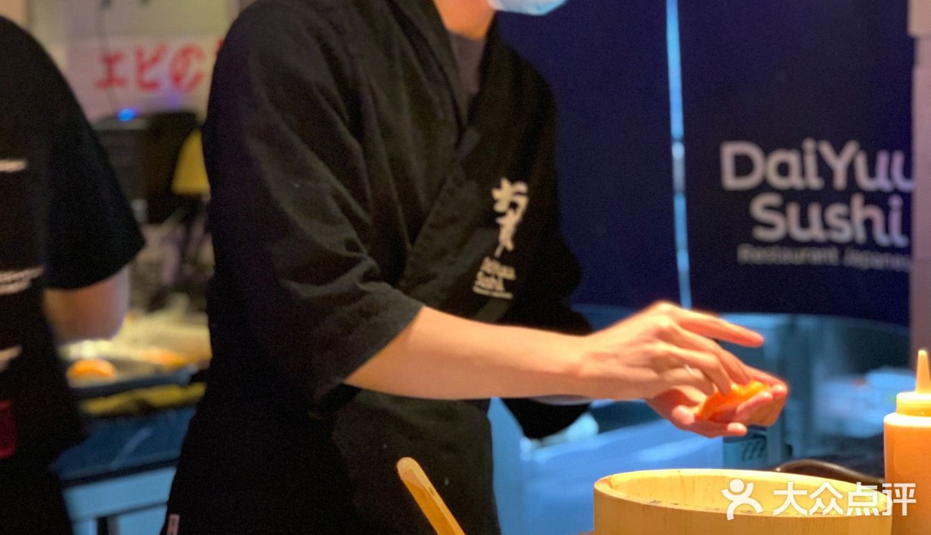 两个人吃了寿司和一个饭加甜品，前菜，人均80左右
