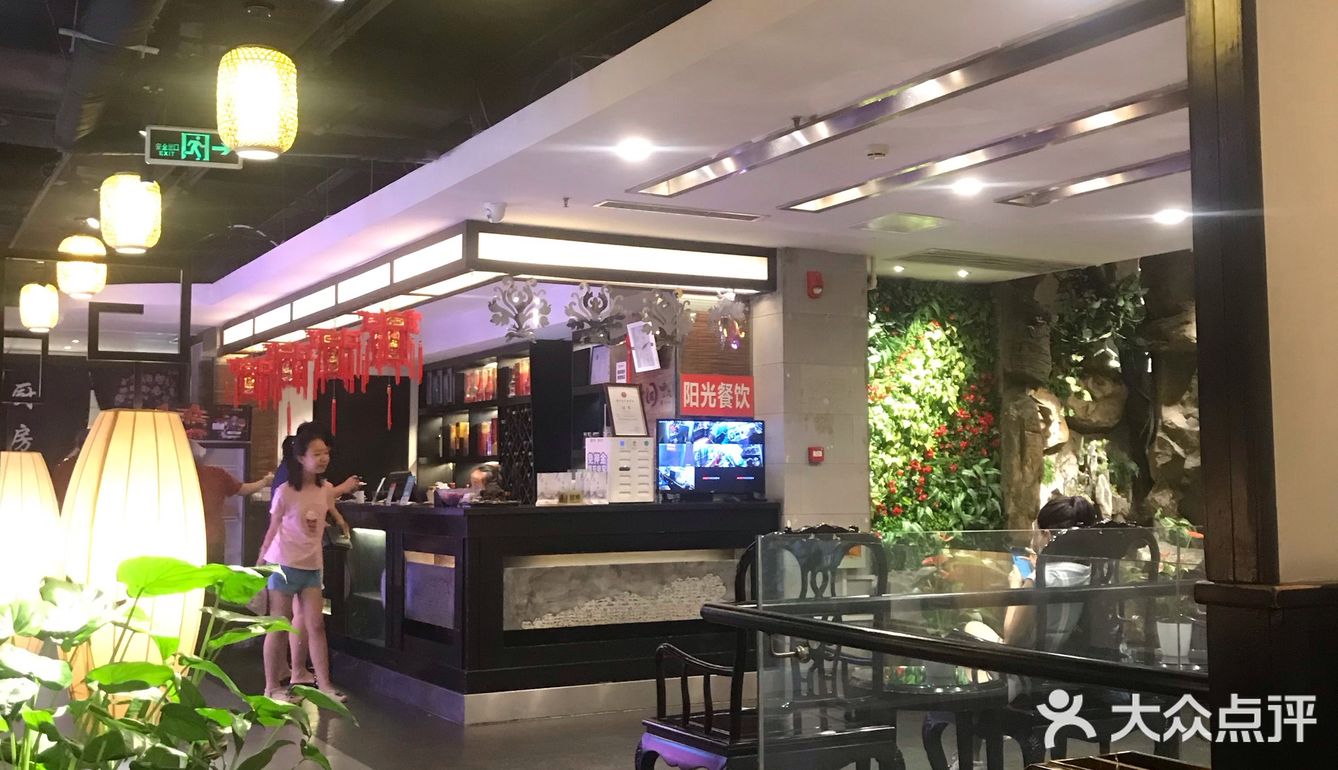 物美价廉的好店，首先就是服务非常好，坐在楼下等位的时