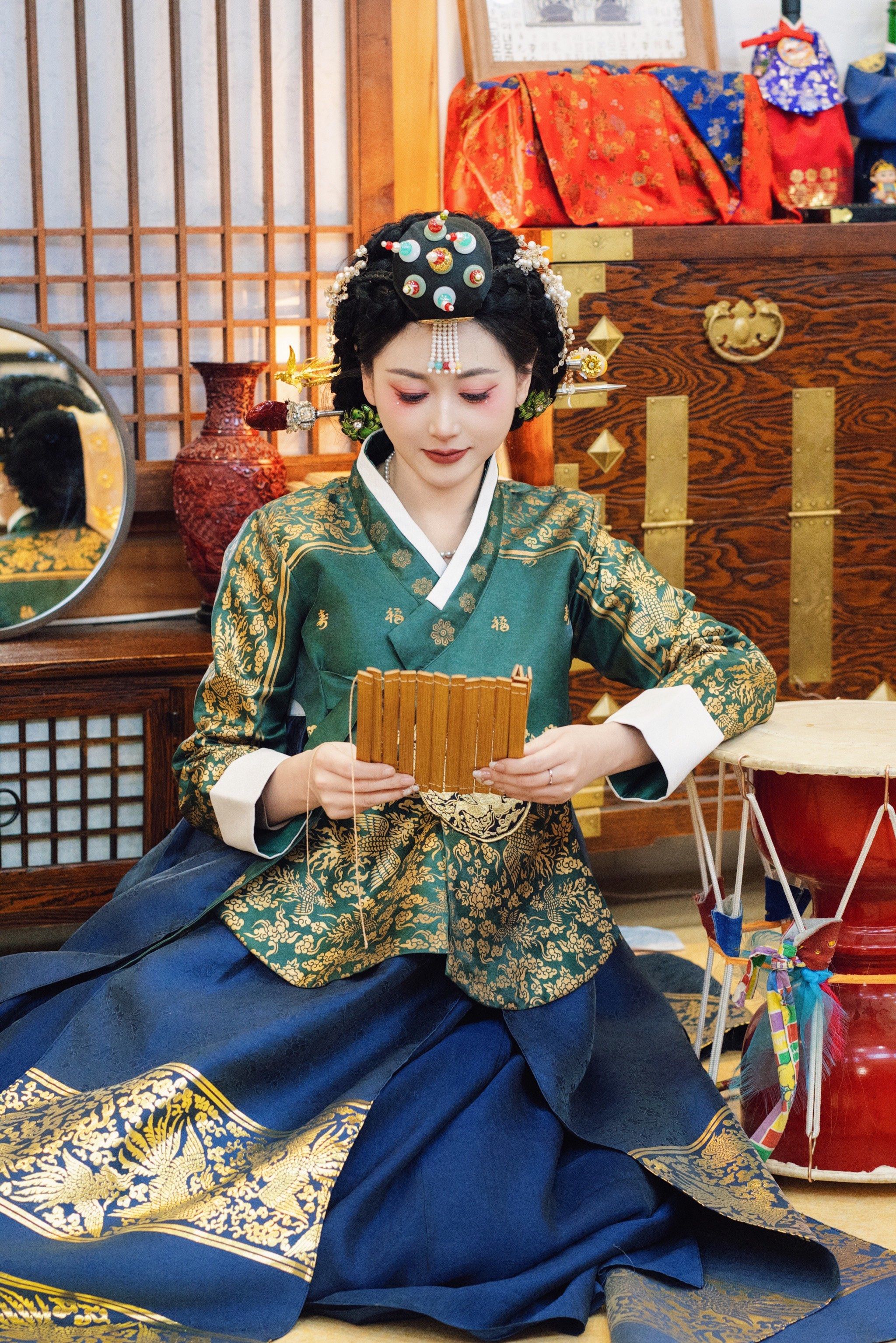 我选择了一套华丽的朝鲜族传统服饰.这套服饰以绿色为主调