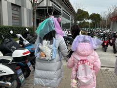 -秀沿路地铁站停车场