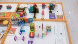 -菠萝树益智玩具体验馆(同成街华联店)