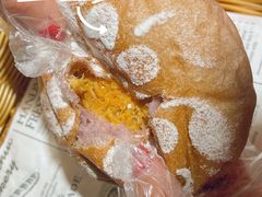 芋泥肉松软欧-风车面包