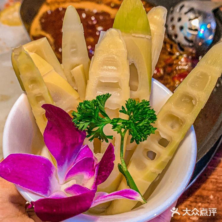 广州北京路探店|这家楠火锅的糯鸡爪一嗦脱骨！