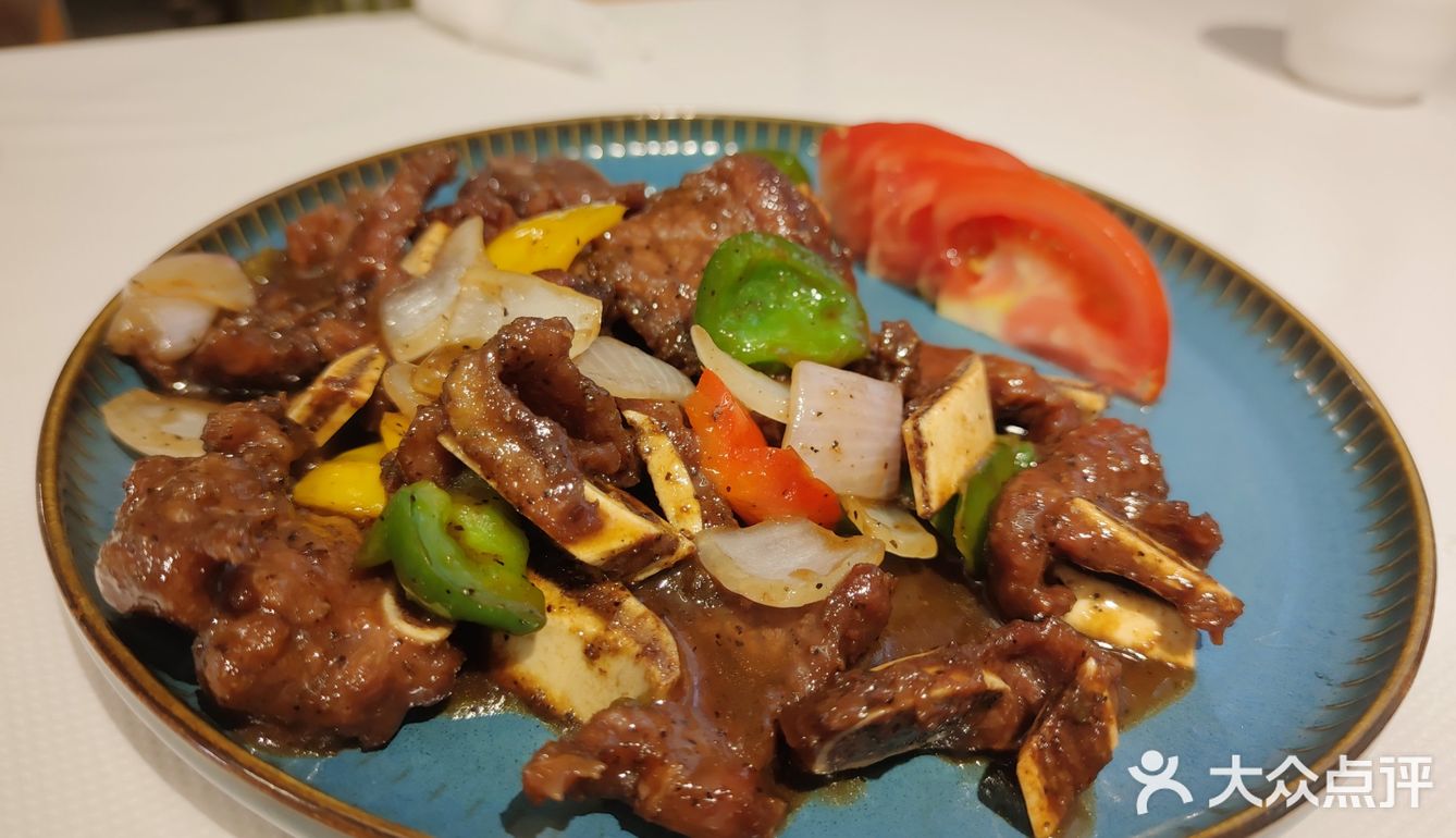 「山海味•中餐厅」地址挺好找的，在阶梯上面