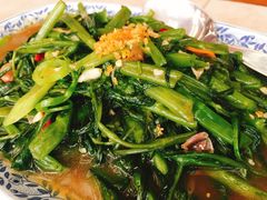 烤空心菜-卷心菜和避孕套餐厅(Pattaya)