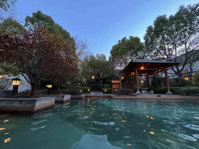 深业半汤御泉庄温泉-"不是双休日去的,池水还蛮干净的.服务员态.