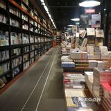 开一家书店倒是别出心裁,可谓闹中取静