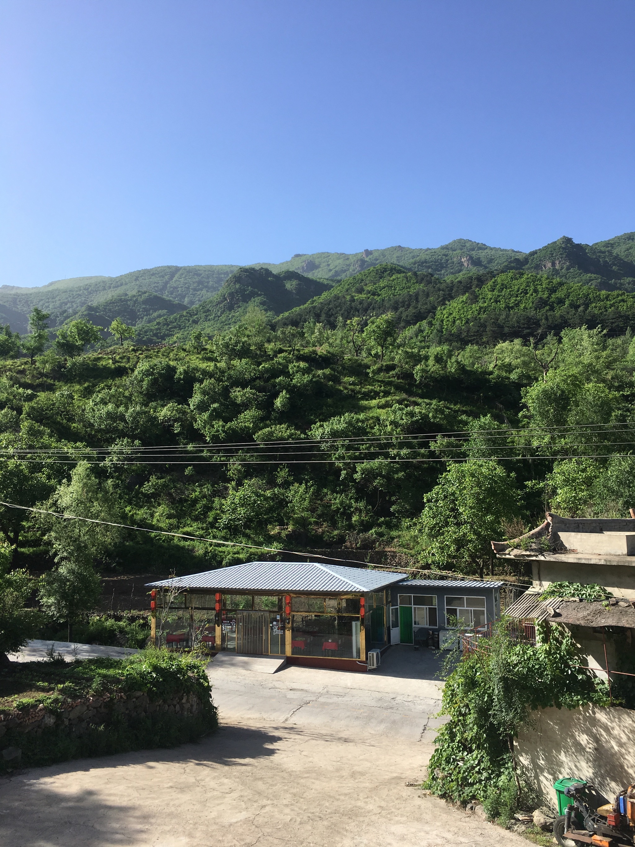 位置离白草畔景区不远,附近都是当地居民住