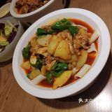 非常好找，门口的大小鼓可以去敲敲