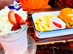 草莓优格奶昔-MIKAKU(万达广场上海宝山店)