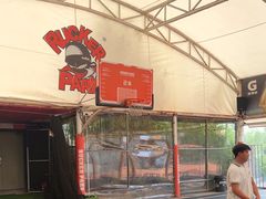 -洛克公园·篮球·足球·羽毛球(莘庄店)