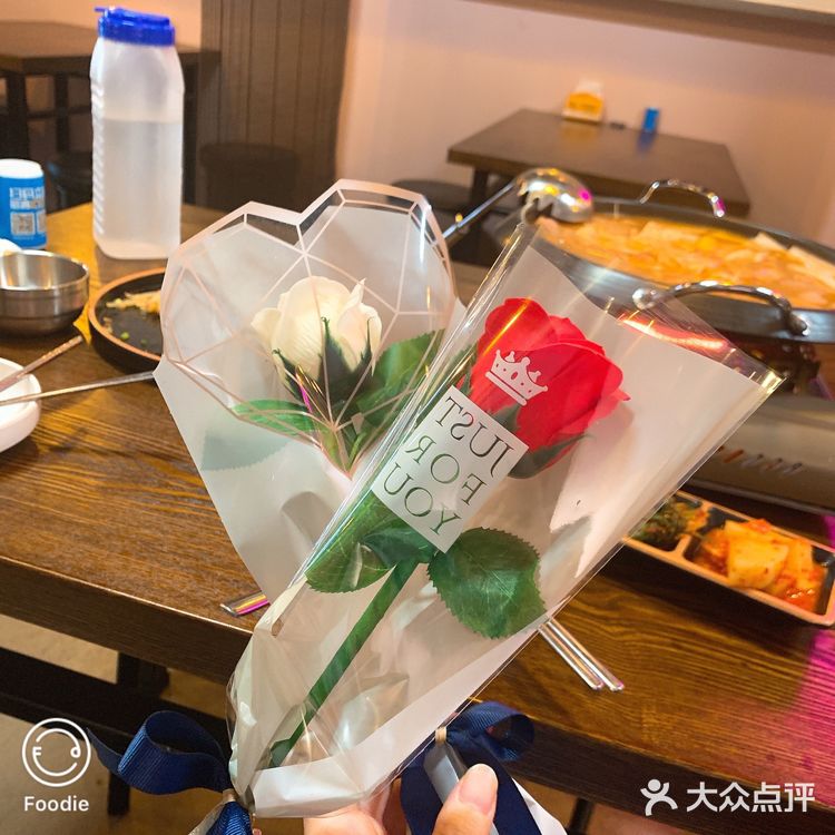 两个人吃的撑的走不动道了，安东炖鸡真的太好吃了！