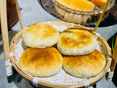 现烤玫瑰花饼-花菇朵·云山雀 ll 野生菌锅·野果酸汤·精品滇菜(万柳店)