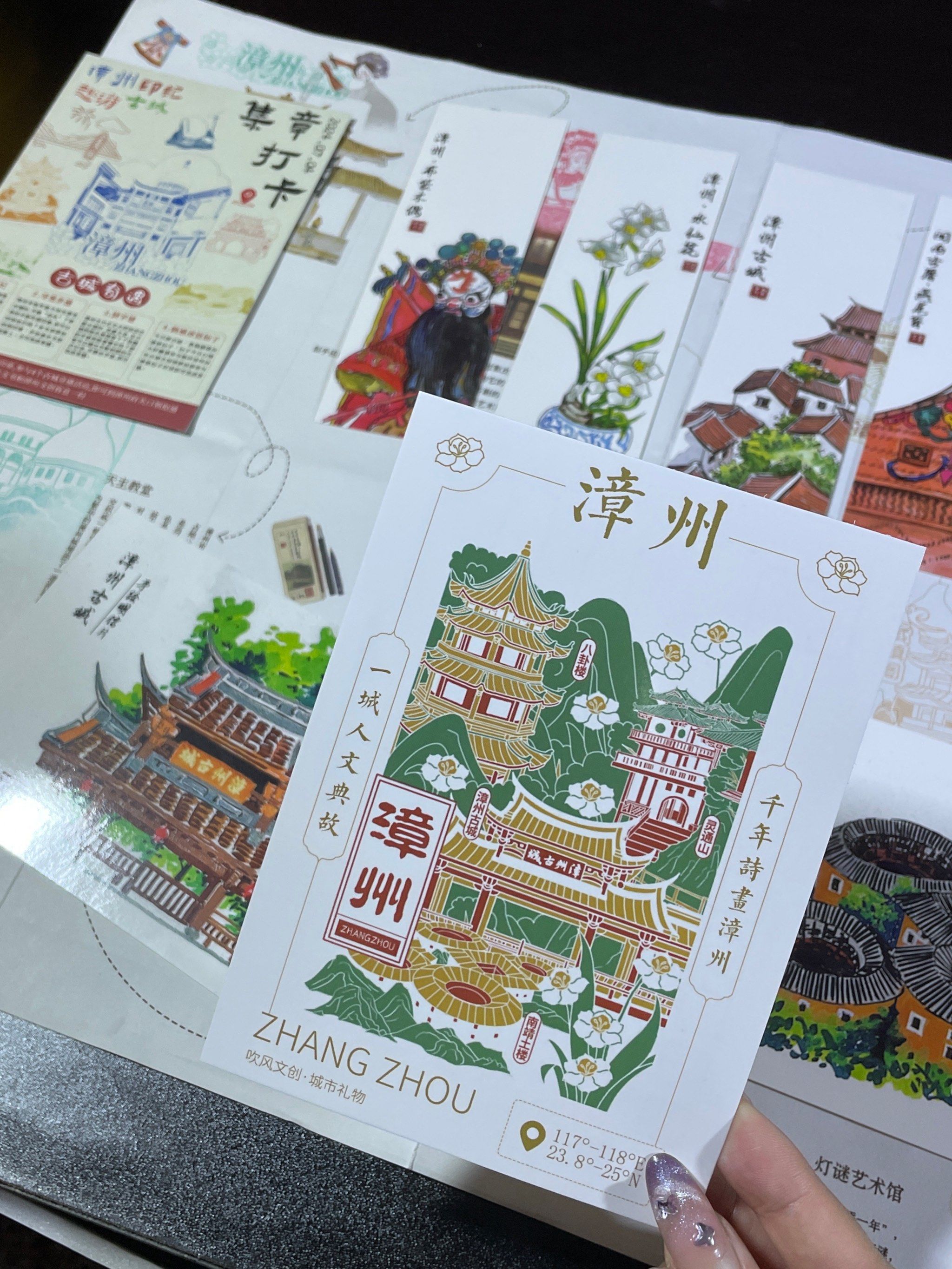 9⃣️的一套
有1地图 5张书签 5张明信片!