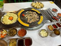 -山野的朋友露营炭火烤肉