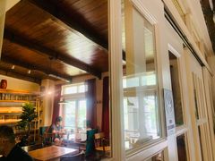 靠窗位-雕刻时光咖啡馆(师大路店)