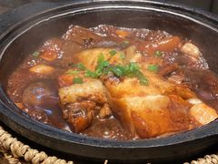 砂锅碟鱼头-双合园·海鲜水饺青岛菜(大尧三路店)