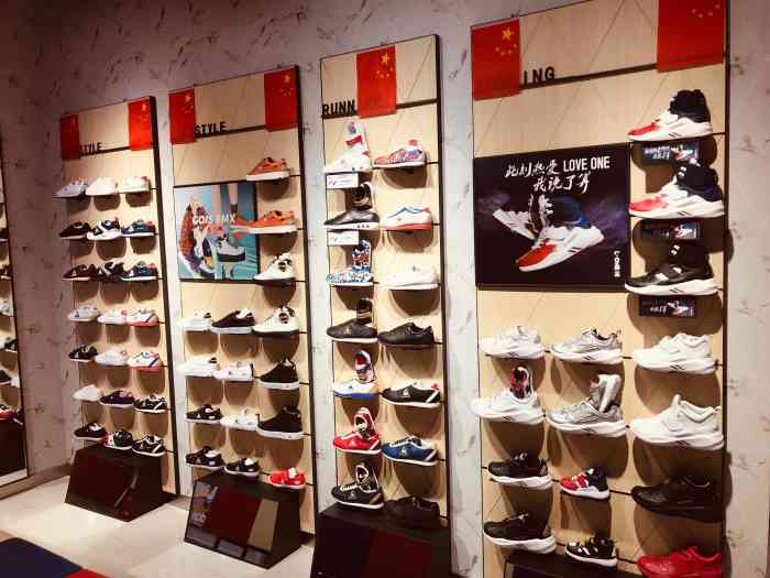 法国乐卡克(静安大融城)-"来自法国的知名运动休闲品牌,在国内连锁经.