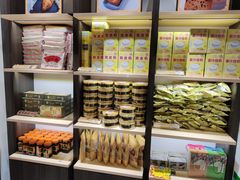 面包甜点陈列柜-喜万年年.嫁女饼.顺德特产(华侨城店)