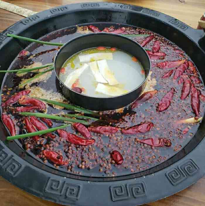 鼎锅肴老火锅-"菜品餐具非常不干净,免费送小昆虫.前台态.