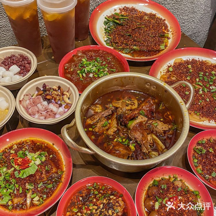 都江堰美食探店🦆烤鸭甜不辣你没吃过的体验！