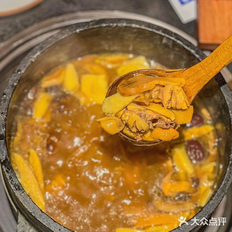 在深圳，首家野生菌石锅土鸡，一口鲜掉牙❗️