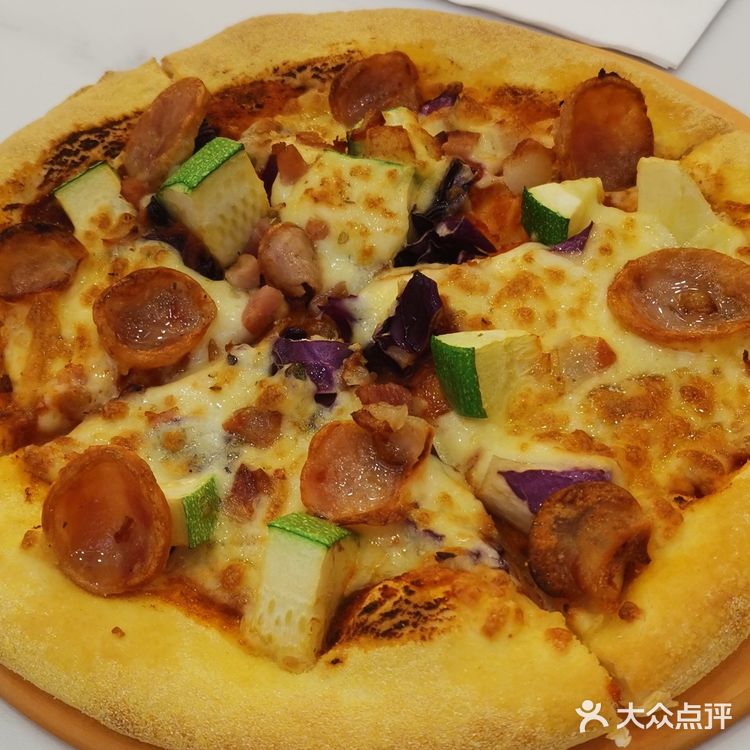 明快干净,开放式厨房可以看到披萨制作全过程