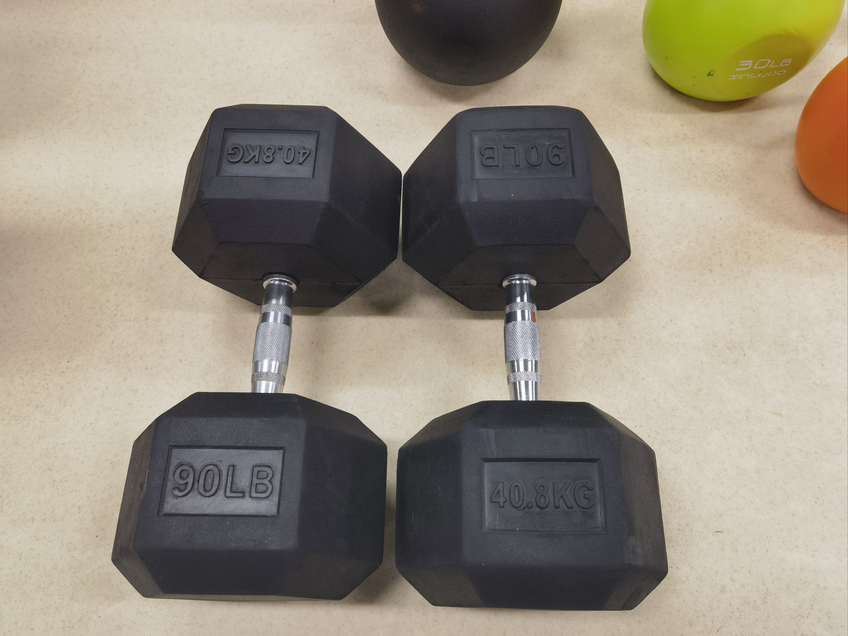 在中田你能见到40公斤的哑铃!