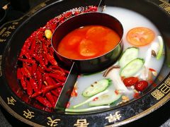 牛油骨汤番茄三味锅-味舵主重庆火锅(邓尉路店)