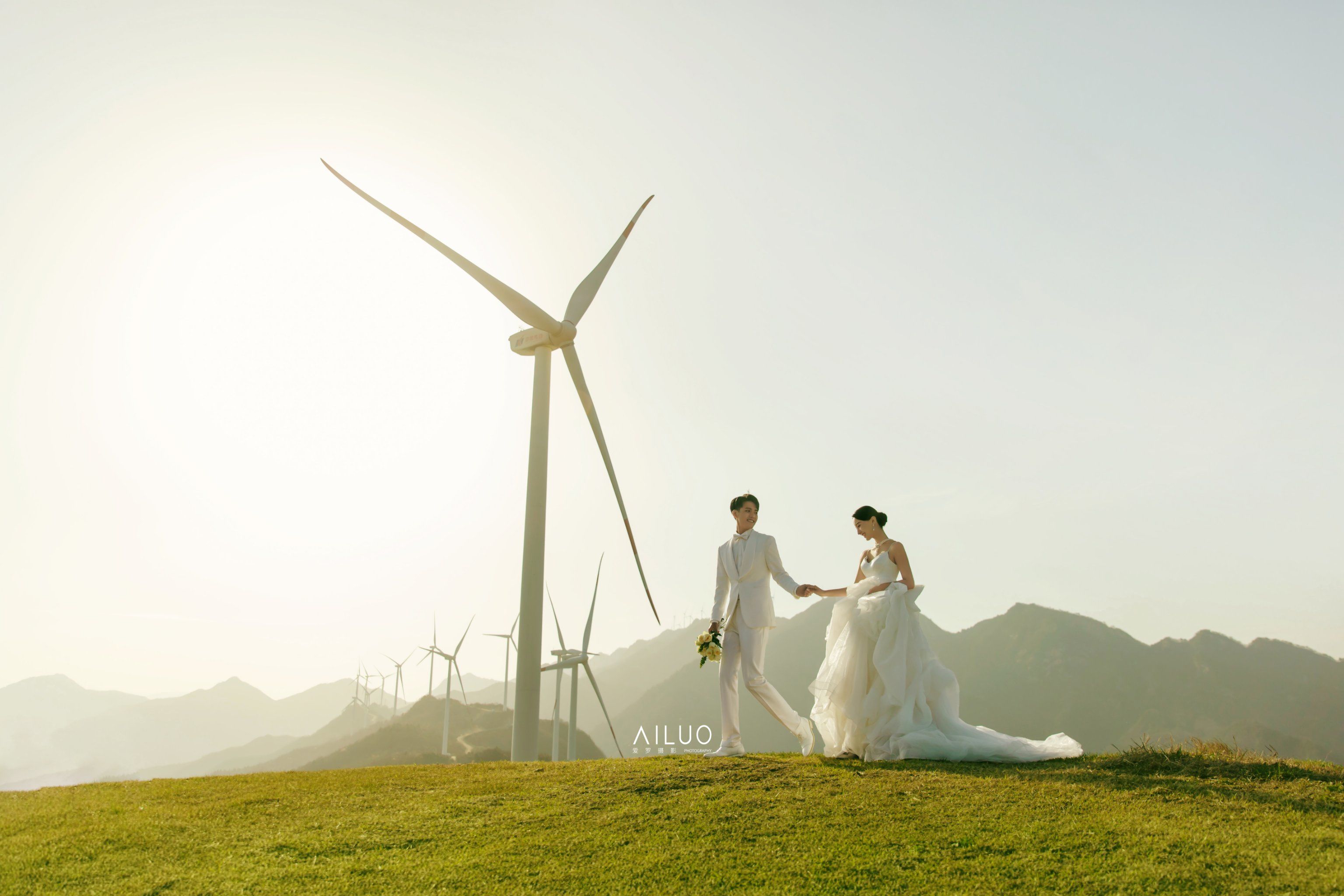浪漫的山顶风车婚纱照