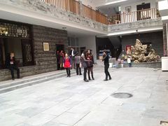 院子里停车场-迎宾饭店