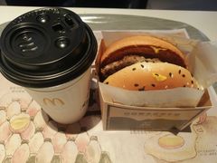 安格斯MAX厚牛芝士堡-麦当劳(新世纪环球中心店)