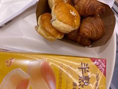 枫糖小牛角面包配挂耳咖啡-味多美蛋糕(六道口店)