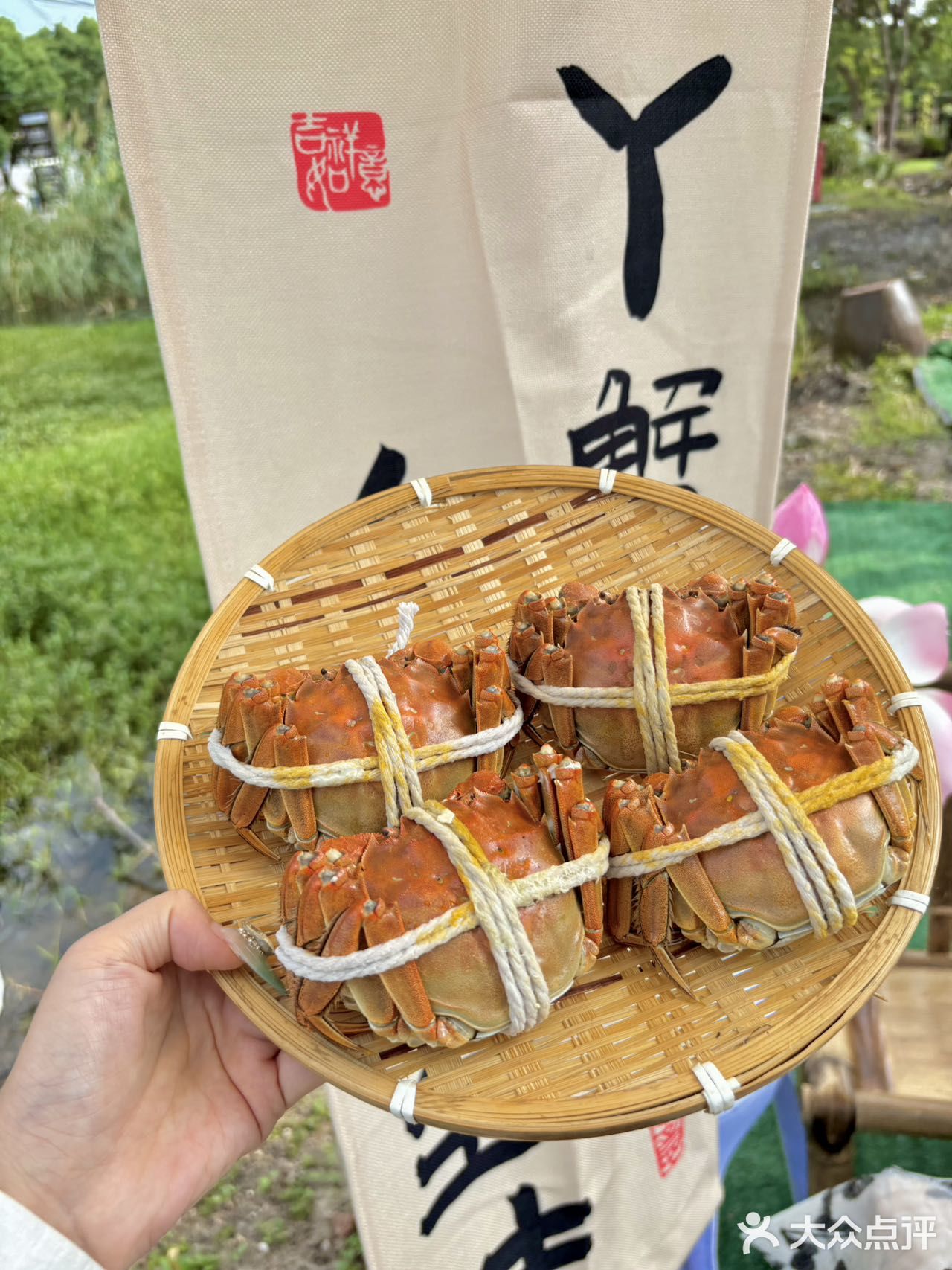 精选农家土鸡慢炖，肉质滑嫩，汤汁清澈鲜美，让人回味无穷