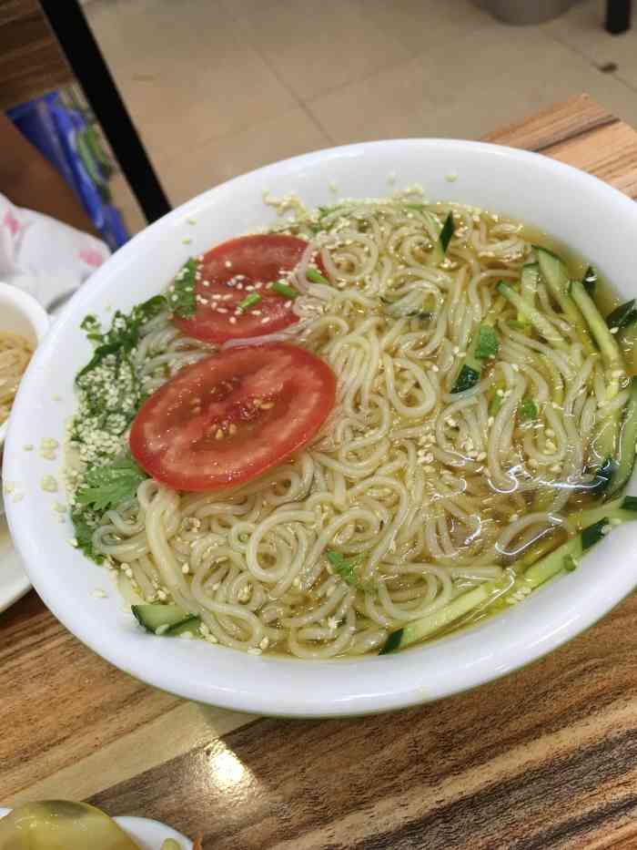 东北砂锅油饼-"很意外的小店,早上在宾馆退房出来,想吃个.