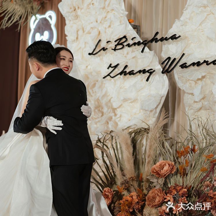 秋日婚礼首选的深咖色 兼具了高级质感和复古气质