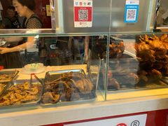 面包甜点陈列柜-王浩儿纪六孃甜皮鸭(东大街店)