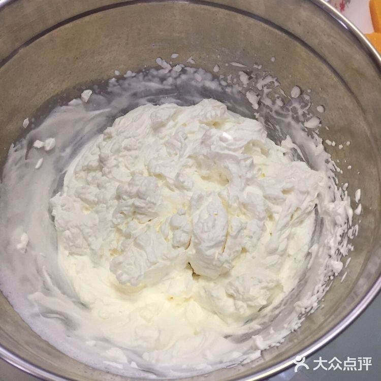 昨天做的多余的奶油，今天用在蛋糕里，加工成奶油卷