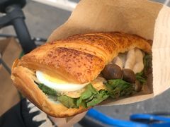 黑松露风味鸡扒可颂-星巴克臻选(华堂·新辰汇店)