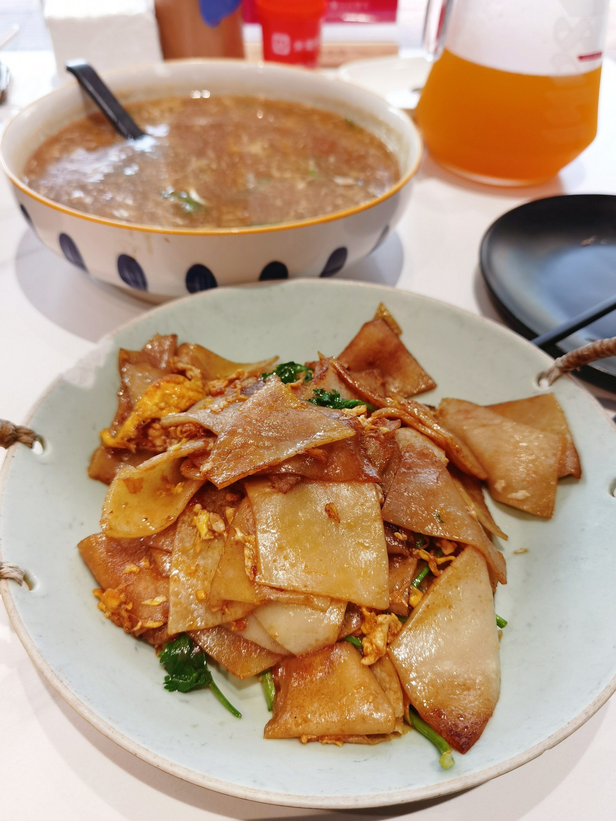 在小康城这边,好吃的很多,肥猫烧烤还是蛮有名的,他们家有很多特色菜