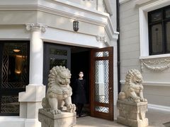 -Nathalie Djurberg与Hans Berg“牛皮纸包裹的月亮”-Prada荣宅当季展览