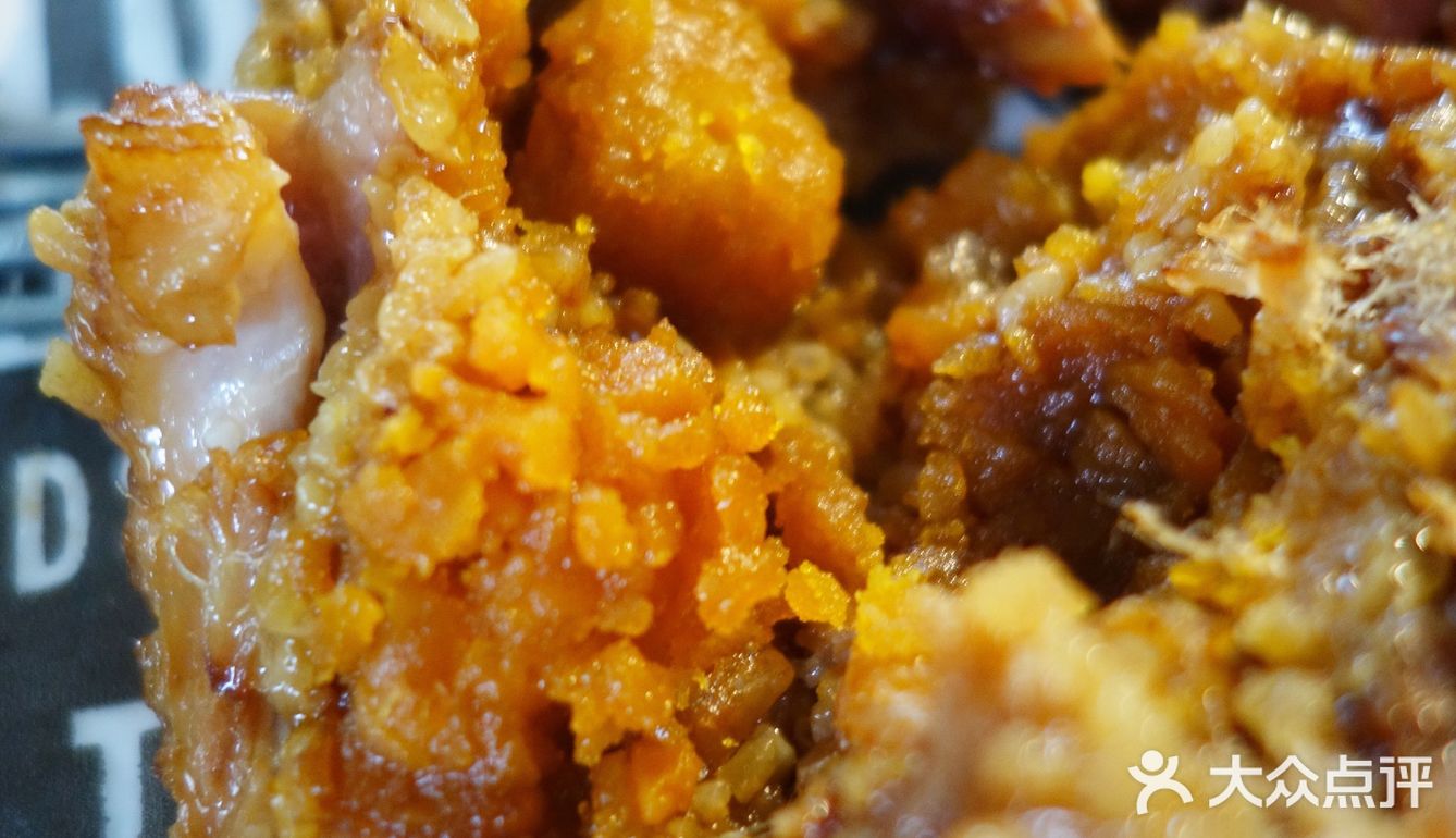 漂亮粽叶包裹着,上桌已是喷香扑鼻,赶快开切吧!